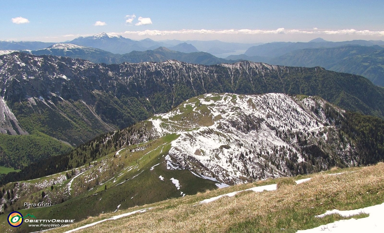 40 Panorama verso l'ampia dorsale che sale dal Colle Palazzo. Sullo sfondo si intravede il Lago d'Iseo....JPG